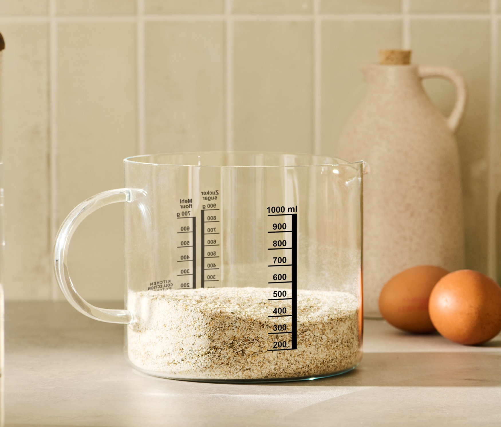 Substance granuleuse dans un gobelet mesureur transparent.