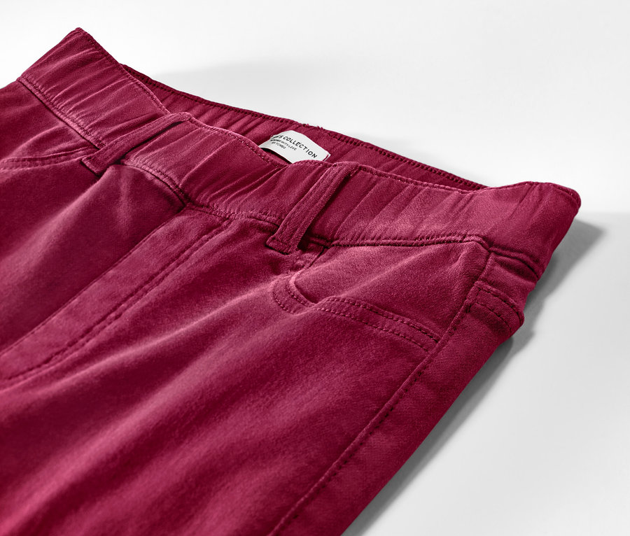 Gros plan sur un tregging framboise – Coupe « Nelly » avec taille élastique.