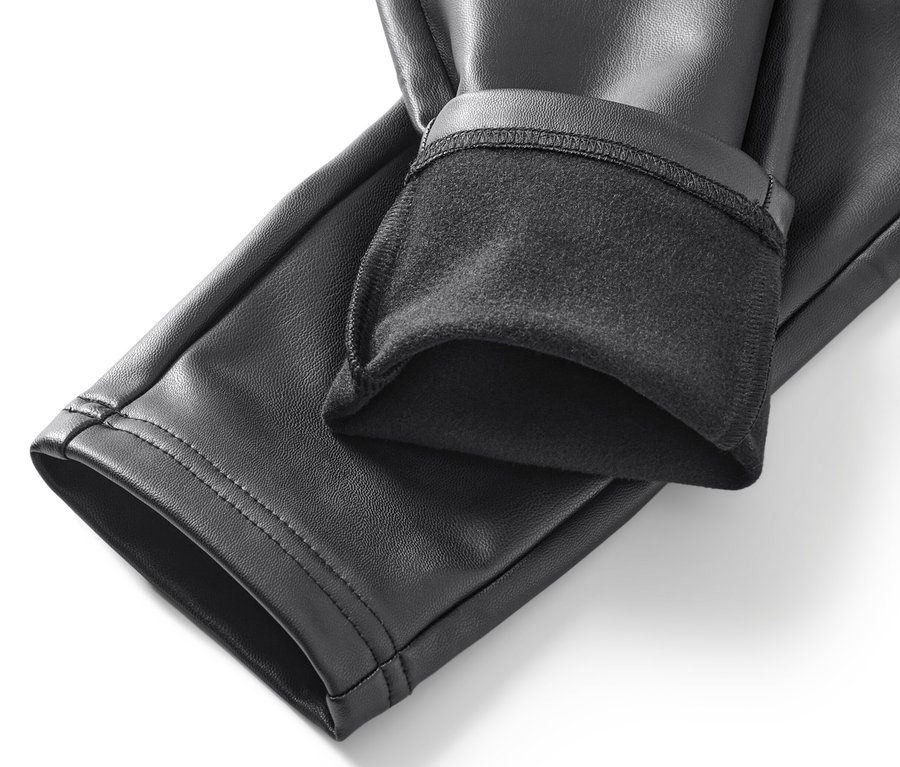 Détail d'un legging aspect cuir.