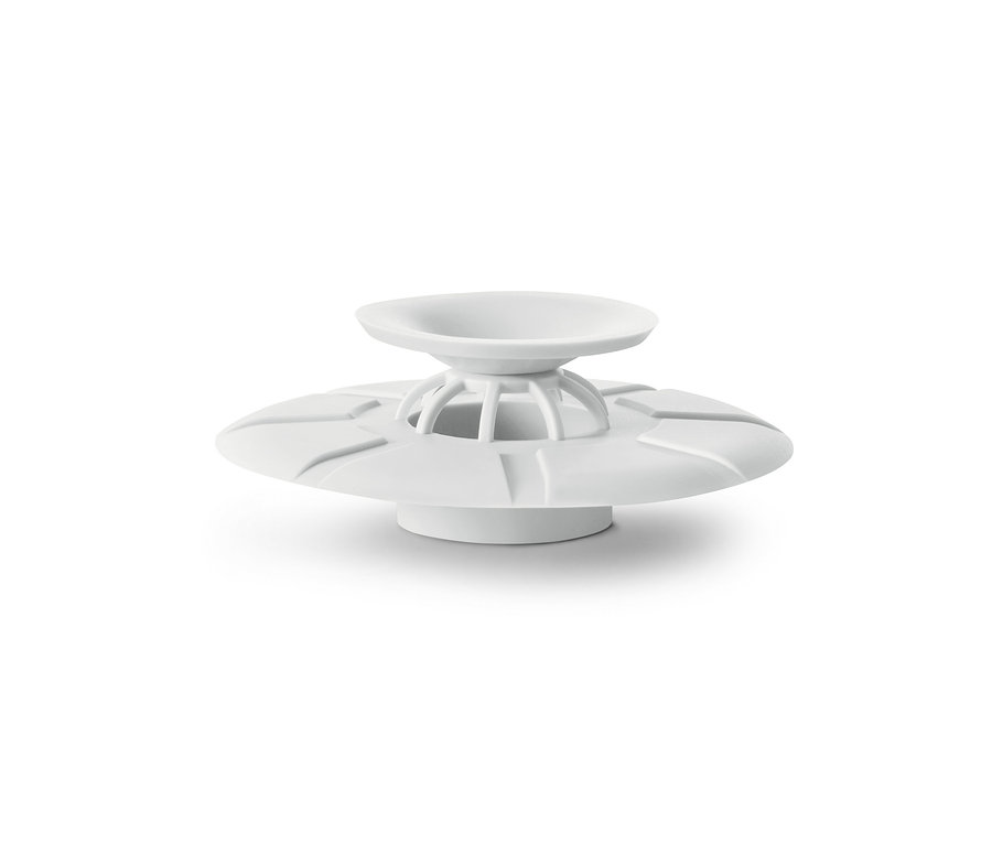 Tamis et bouchon d’évier blancs sur fond blanc.