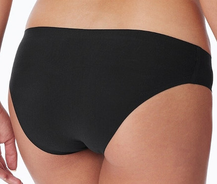 Gros plan de la vue arrière d'une femme portant un slip rio invisible SCHIESSER noir en coton.