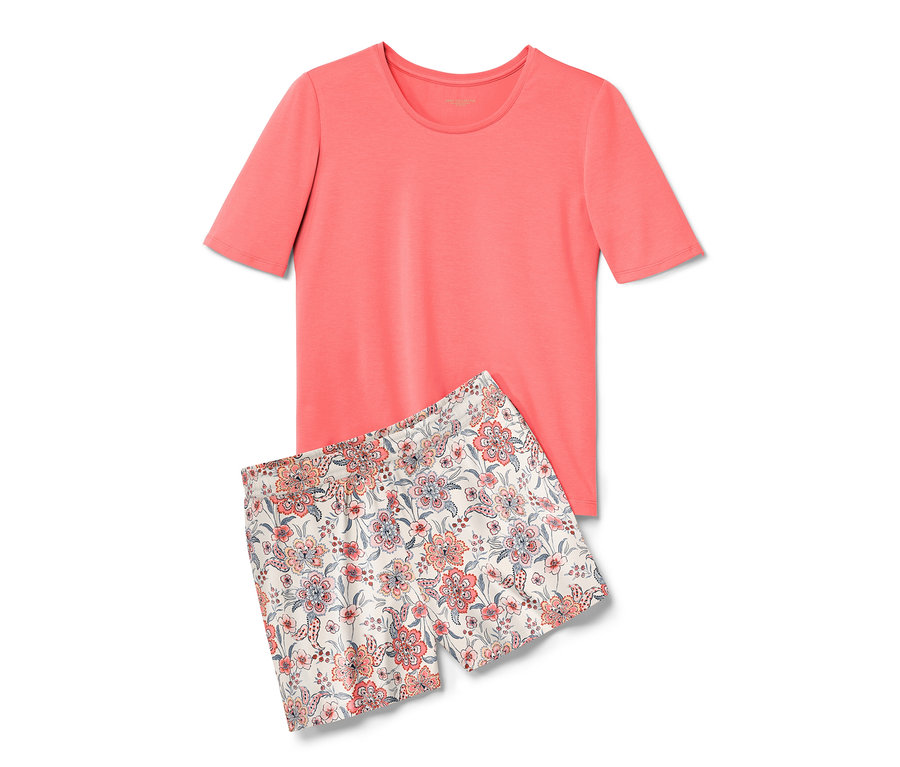 Un pyjama court couleur papaye, composé d'un t-shirt et d'un short à fleurs, est posé l'un sur l'autre.