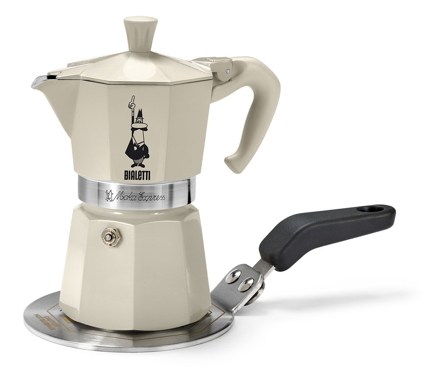 Une cafetière italienne Bialetti beige est posée sur une plaque d’adaptation à induction Bialetti de 13
c.
