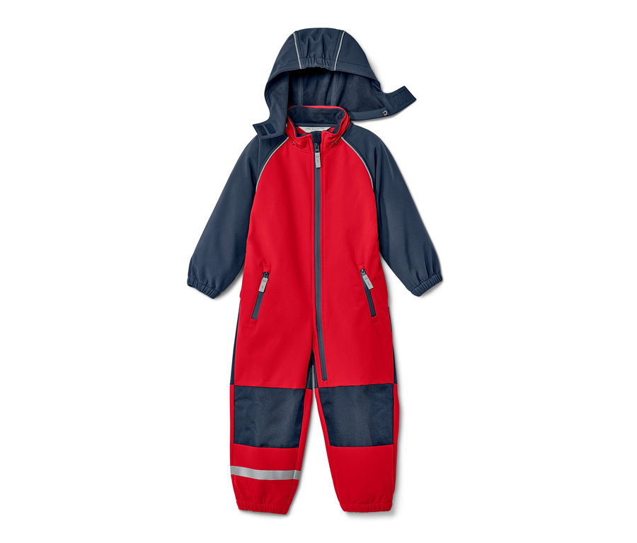 Combinaison en softshell rouge et bleue pour enfant sur fond blanc.