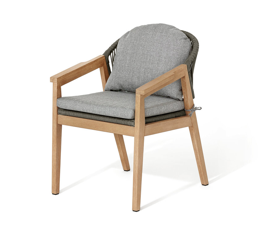 Fauteuil de salon avec dossier arrondi et tressage textile.