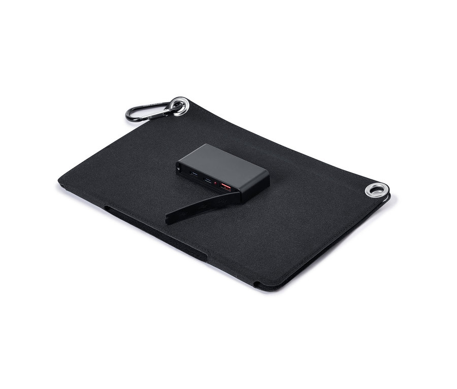 Un chargeur solaire pliable noir de 10 W avec une banque d'alimentation au centre.