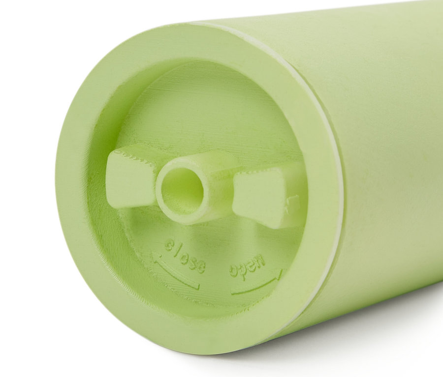 Gros plan d'une torche de jardin LED verte avec les inscriptions "close" et "open".