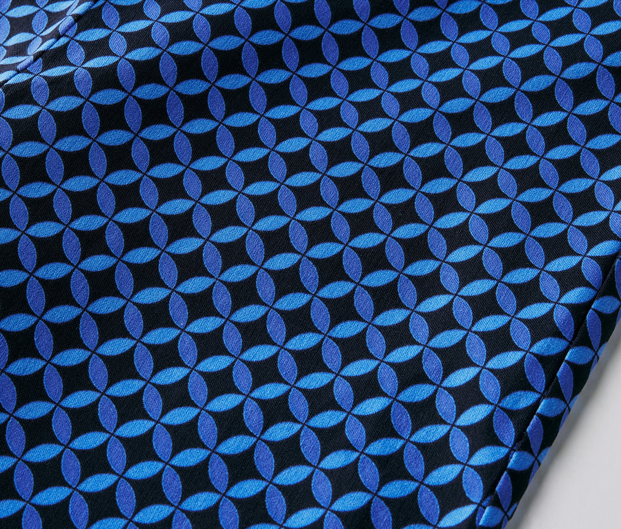 Gros plan sur un pantalon stretch imprimé bleu cobalt.