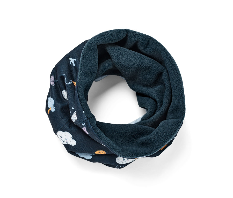 Gros plan d'un foulard multifonction pour tout-petit avec un motif.