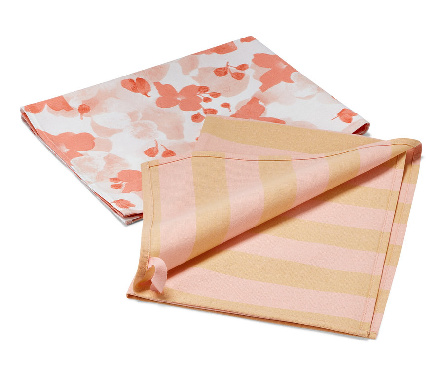 Deux linges de cuisine : un avec un motif floral, l'autre avec des rayures roses et jaunes.
