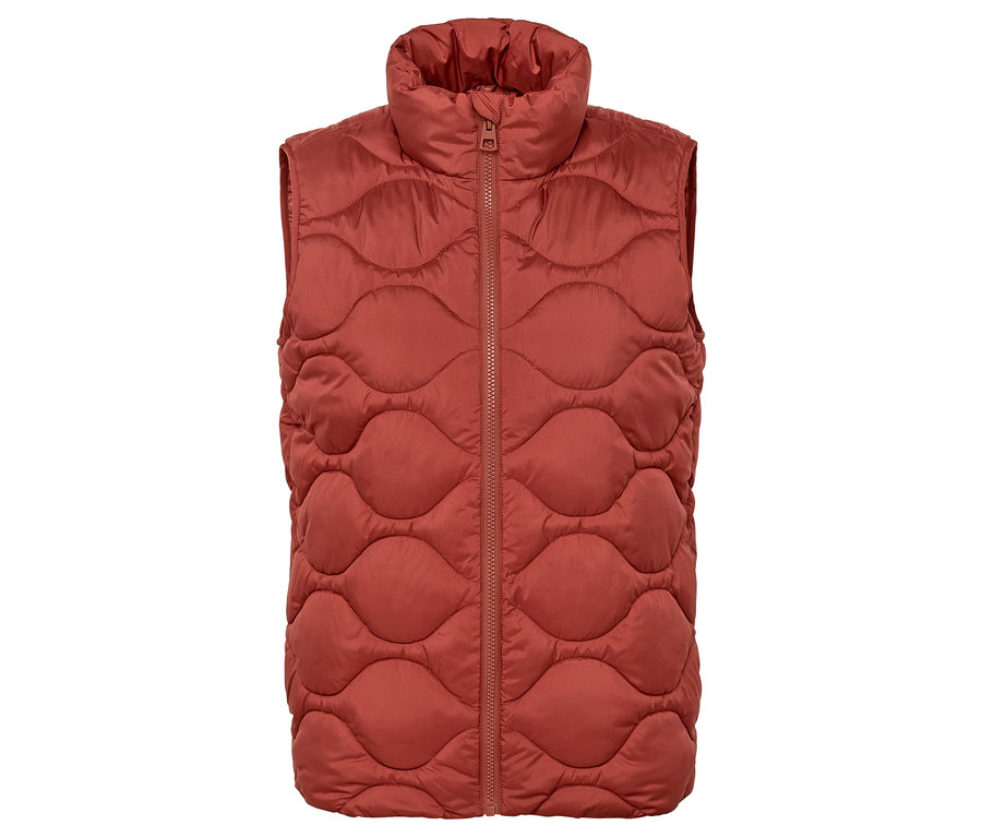 Un gilet matelassé marron avec une fermeture éclair au milieu.