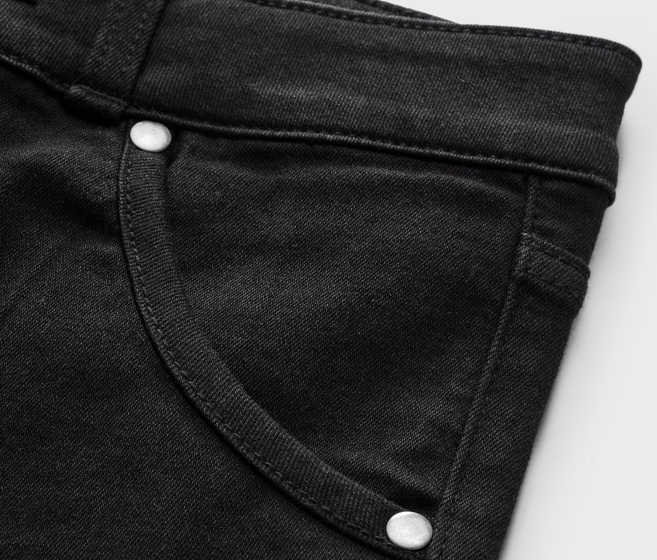 Gros plan sur un jean évasé pour enfant – Coupe « Pia ».