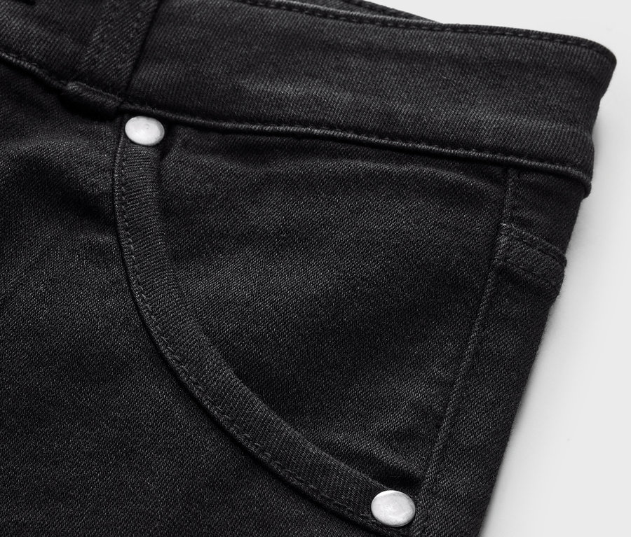 Gros plan sur un jean évasé pour enfant – Coupe « Pia ».