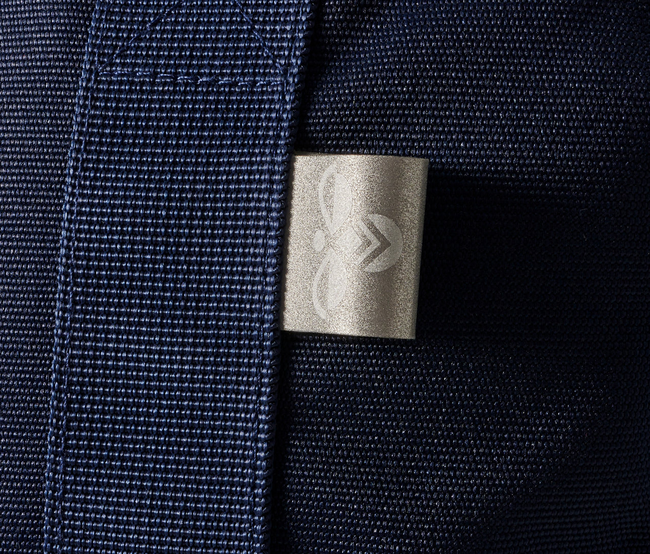 Gros plan d'un sac à dos bleu HUMMEL HMLJAZZ avec logo.