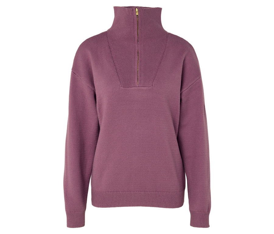 Un pull en tricot lilas avec un col montant et une courte fermeture éclair dorée.