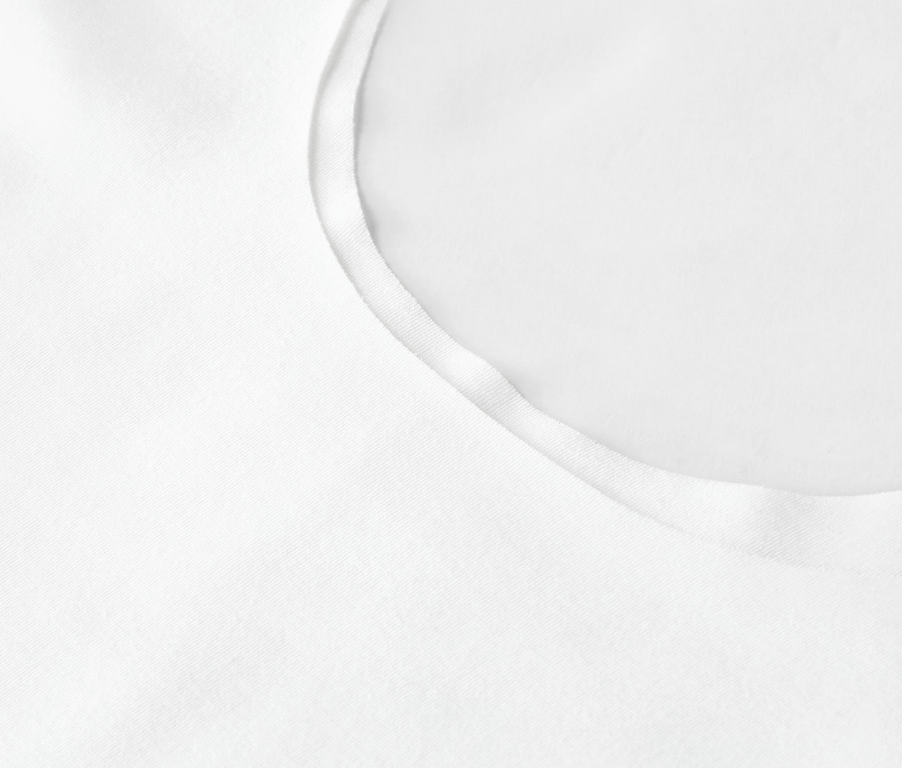 Gros plan d'un tissu blanc avec une bordure.