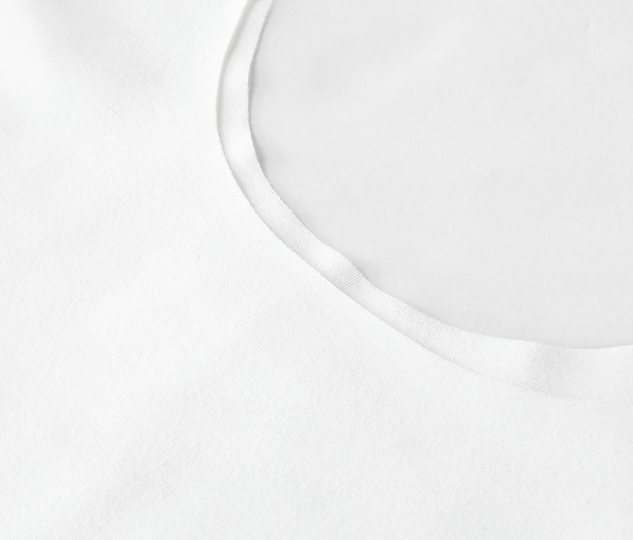 Gros plan d'un tissu blanc avec une bordure.