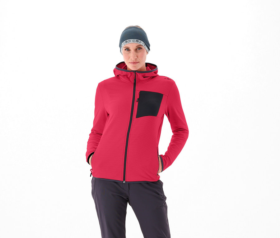 Une femme portant une veste CMP rouge et un bonnet gris.