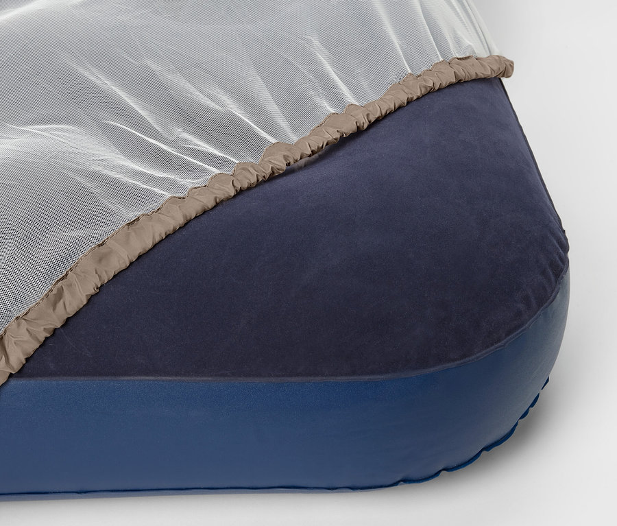 Moustiquaire de voyage posée sur un matelas.