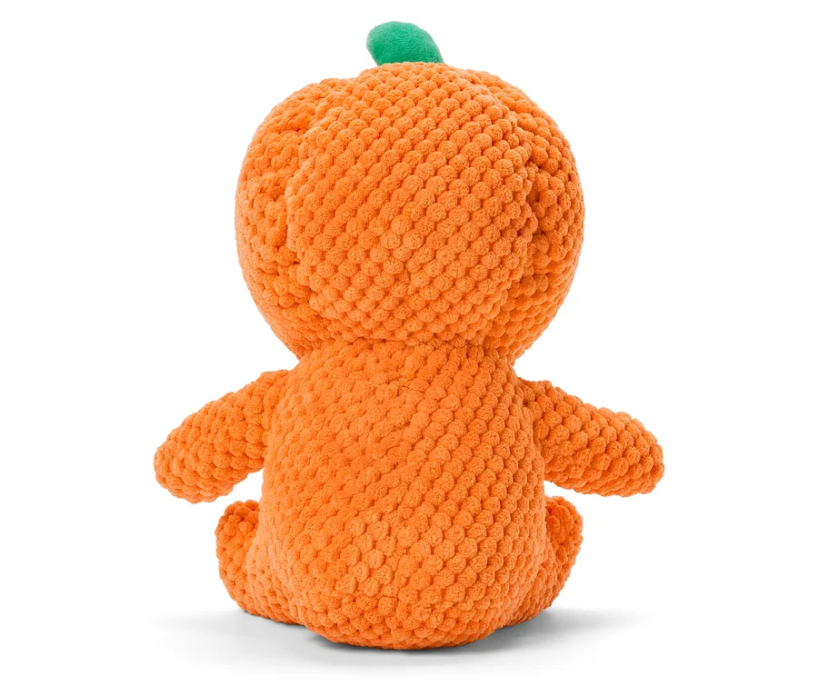 Vue arrière d'une peluche citrouille orange avec une petite tige verte sur fond blanc.