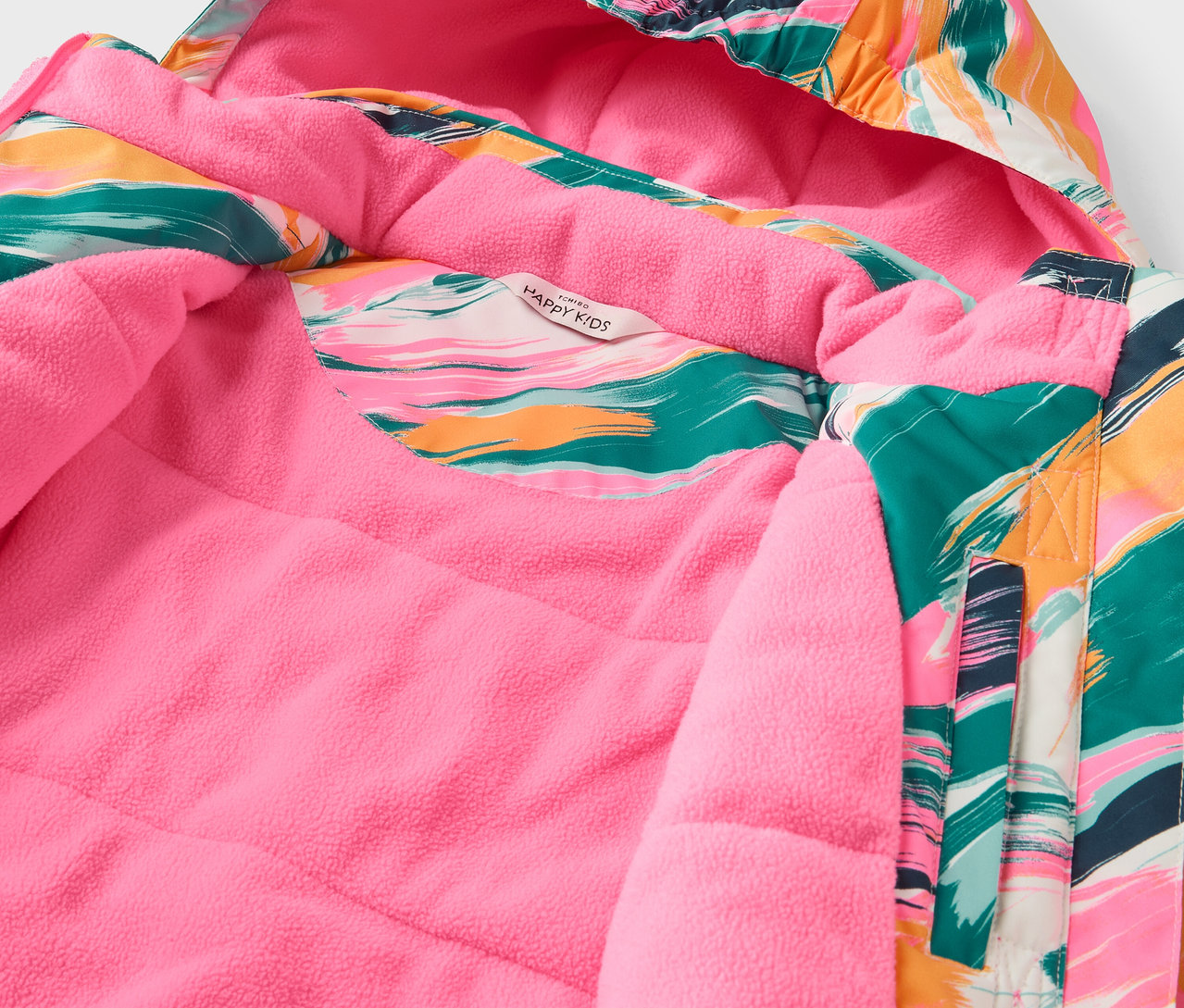 Détail de l'intérieur d'une veste colorée à capuche avec une doublure rose.