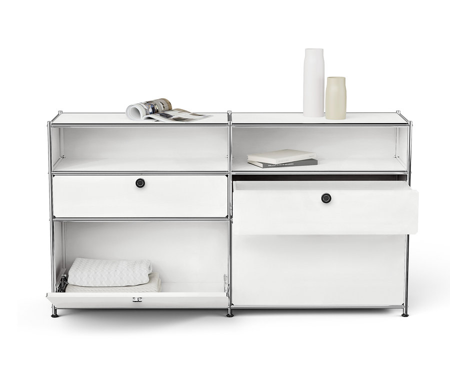 Système de rangement modulaire blanc avec compartiments ouverts et fermés contenant des livres, des vases et un magazine.