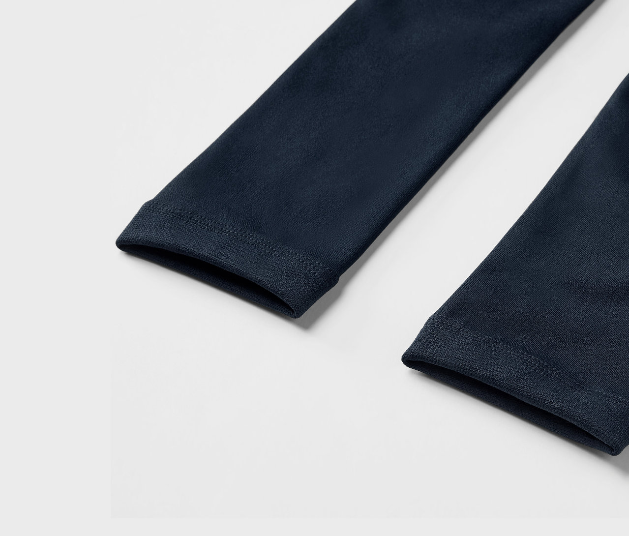 Gros plan sur un legging thermique bleu.