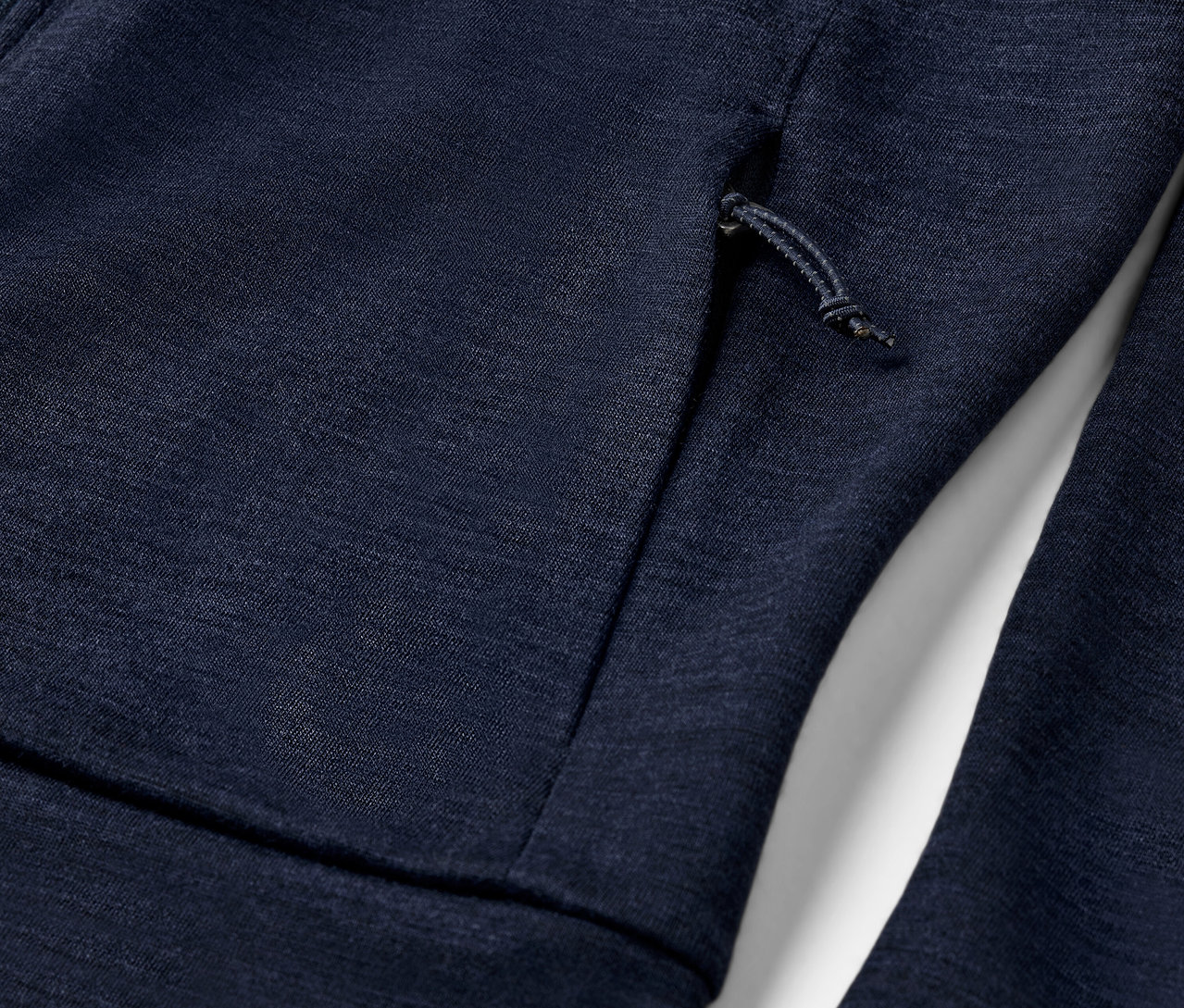 Vue détaillée d'une veste technique avec laine certifiée RWS.