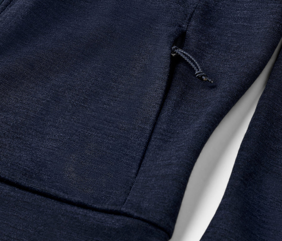 Vue détaillée d'une veste technique avec laine certifiée RWS.