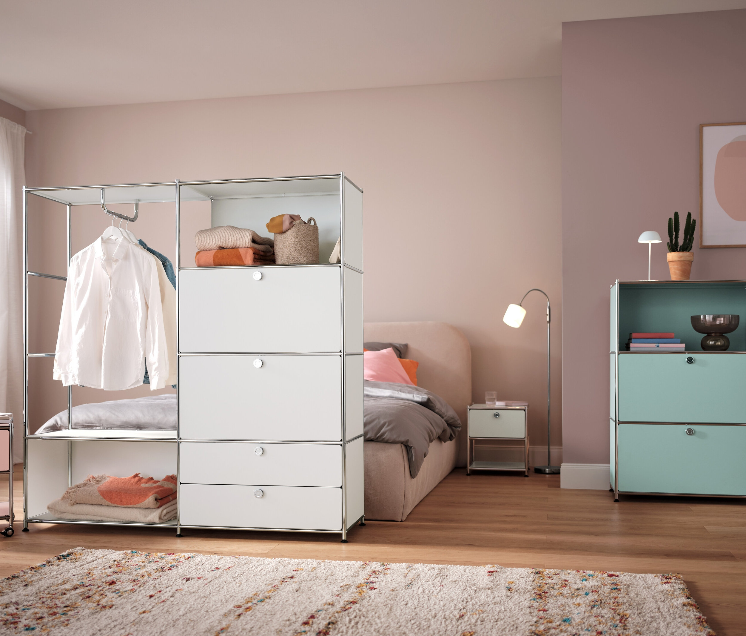 Chambre avec lampe de table à LED sans fil blanche sur la table de chevet.