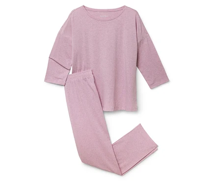 Un pyjama rose à manches longues et un pantalon posés sur un fond blanc.