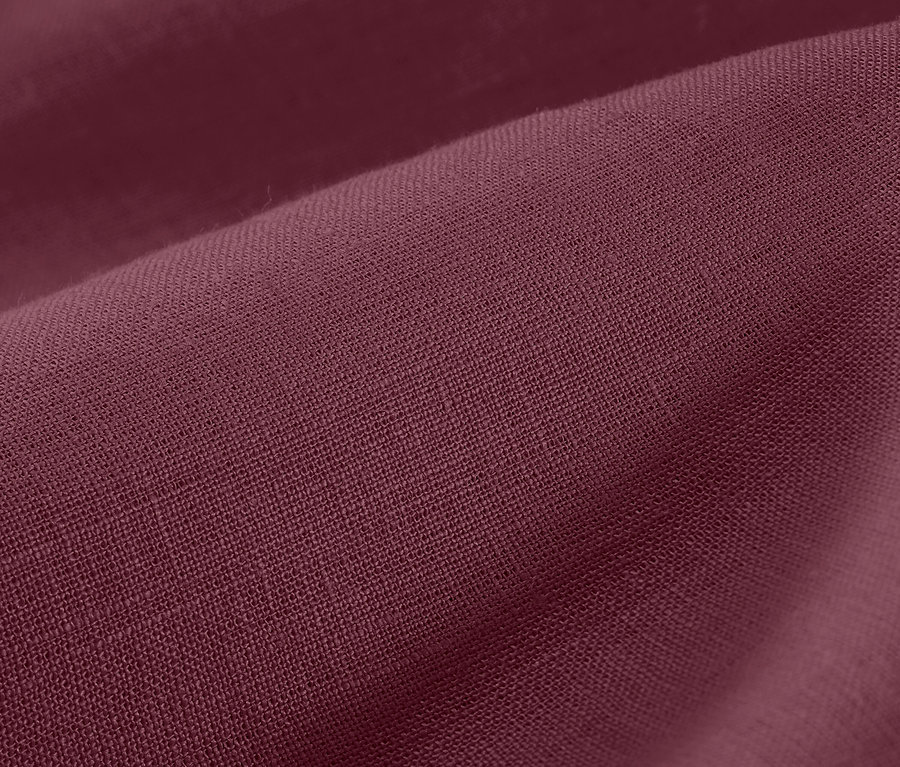 Gros plan sur une parure de lit en lin de couleur baie, taille standard.