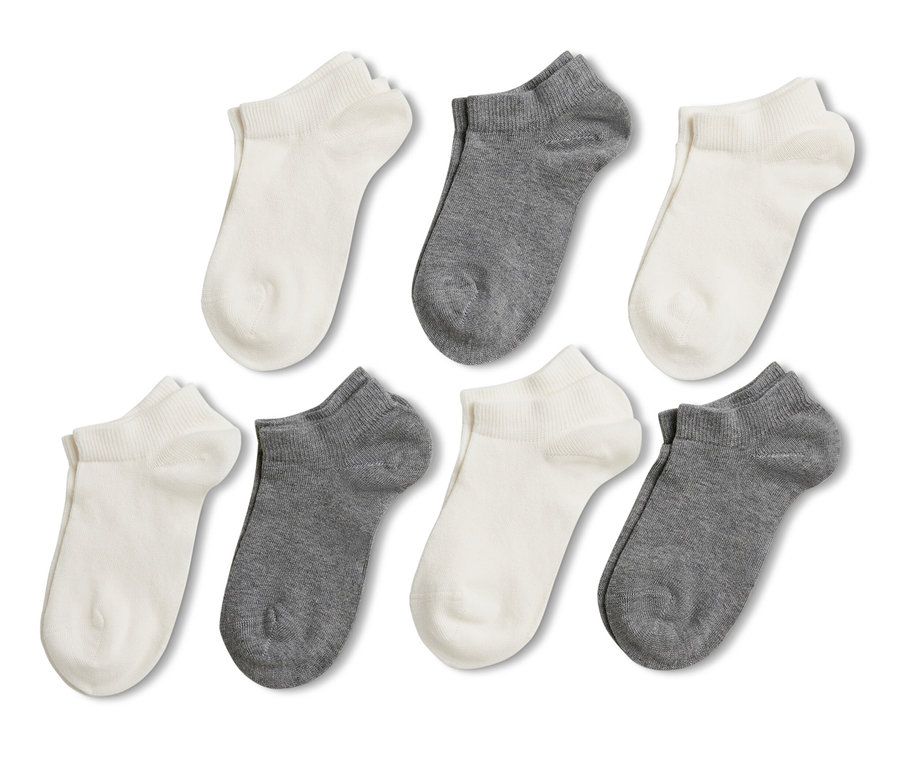 Sept paires de socquettes pour enfant en blanc et gris.