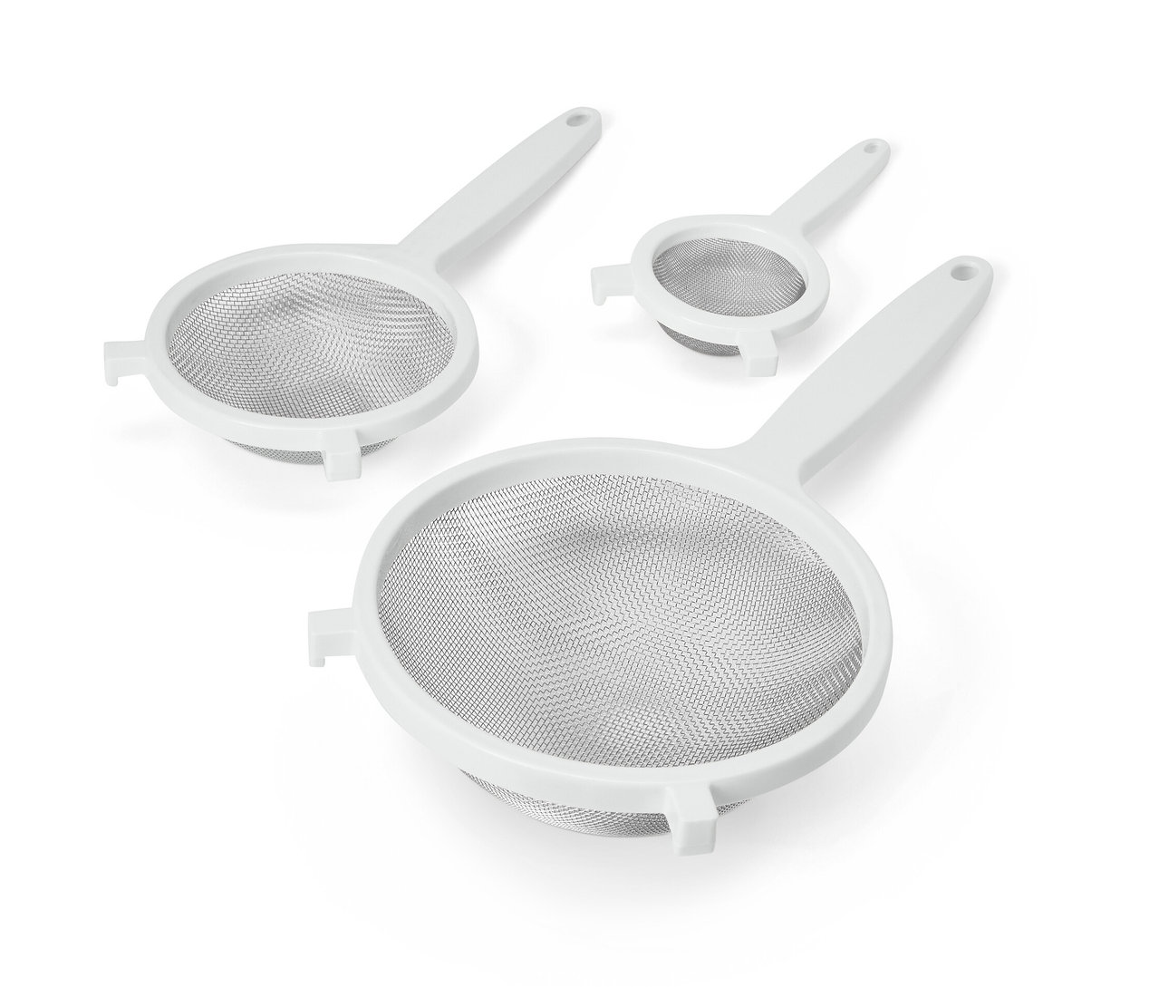 Un set de passoires sur fond blanc.