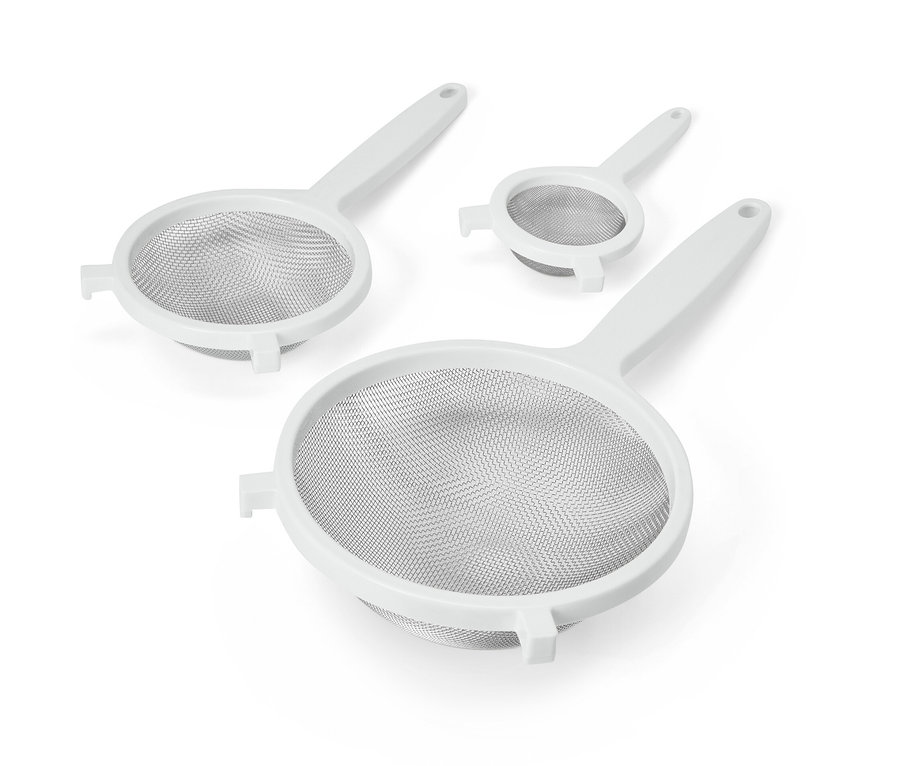 Un set de passoires sur fond blanc.