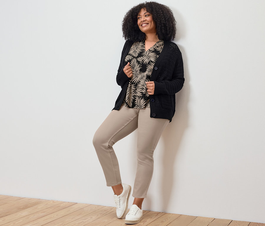 Femme posant en treggings 7/8, haut et cardigan.