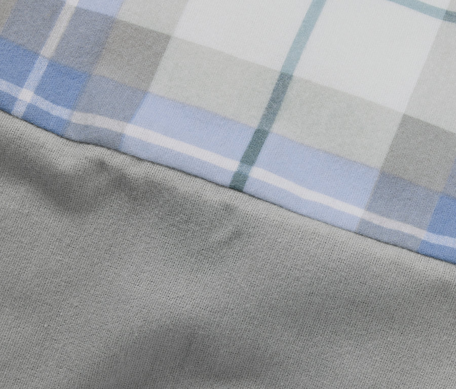 Détail d'une parure de lit en coton épais pour enfant, taille normale, avec un motif à carreaux.