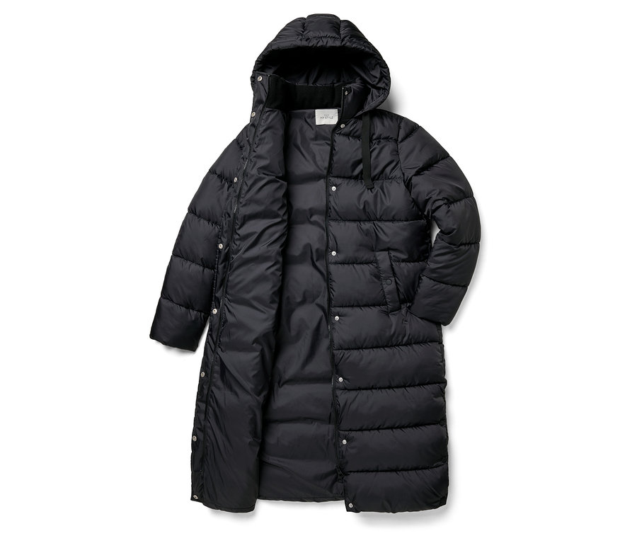 Un long manteau noir en duvet avec une capuche, ouvert.
