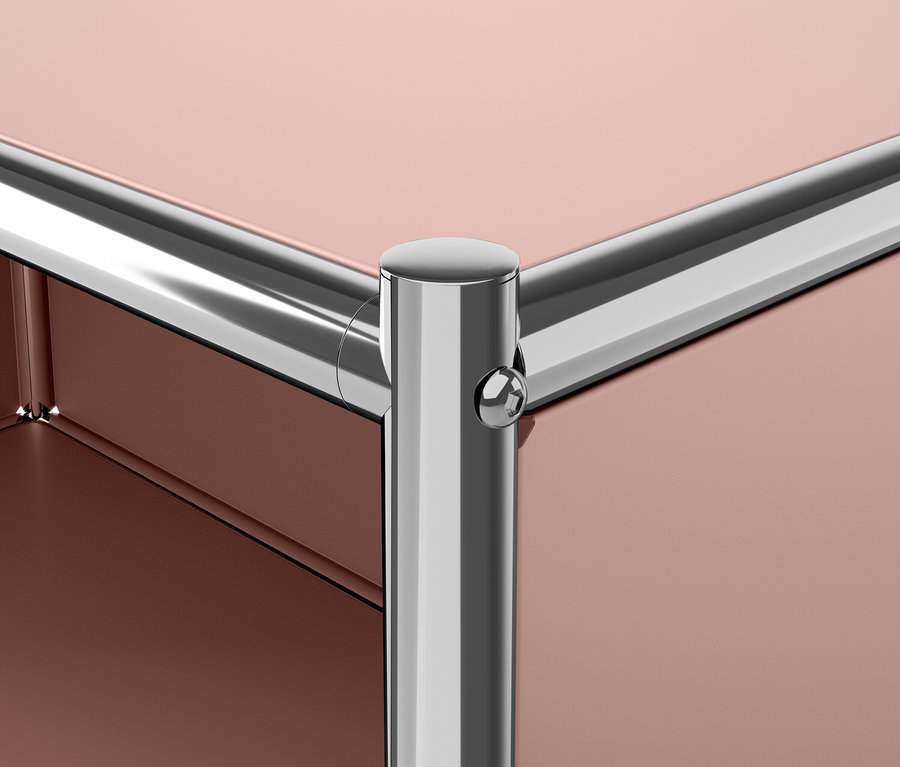 Détail d'un coin de meuble avec des éléments métalliques et des panneaux marron.