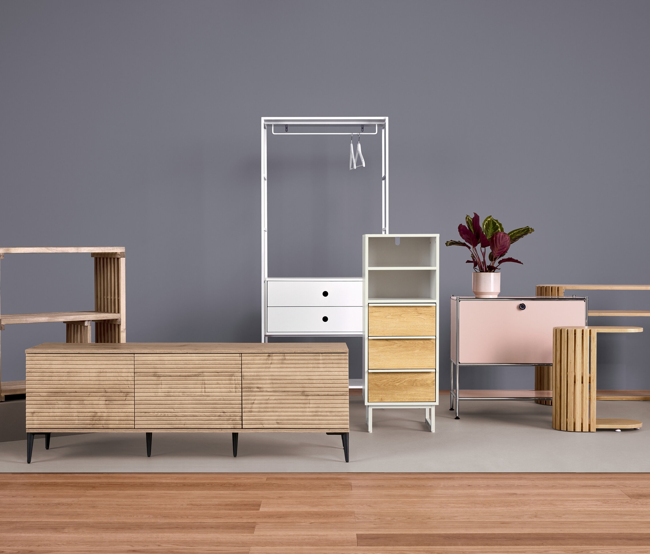 Mobilier de différents styles sur fond gris.