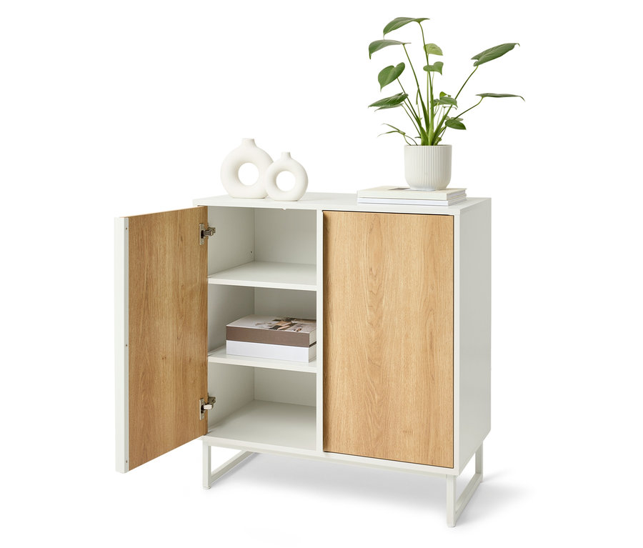 Armoire blanche avec portes en bois, une porte est ouverte.