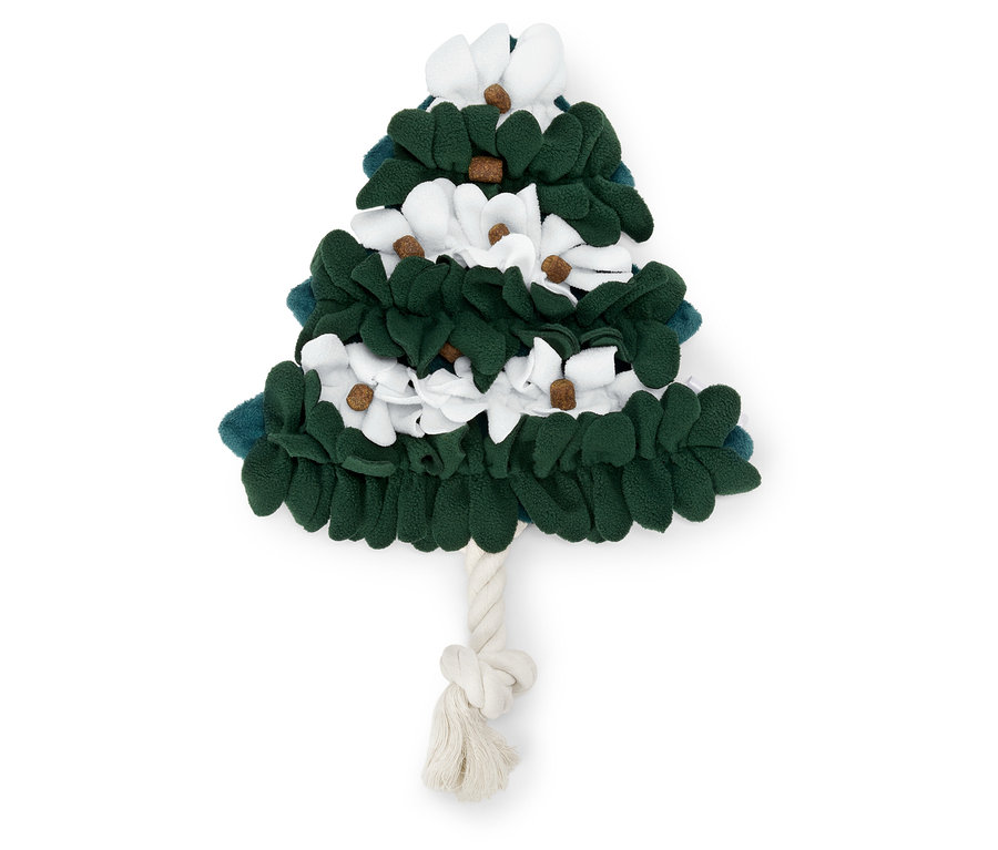 Un arbre de Noël vert avec des fleurs blanches et un tronc en corde repose sur un fond blanc.