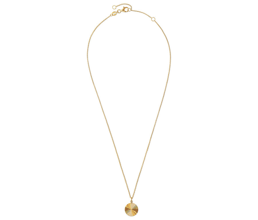 Collier doré avec pendentif circulaire.