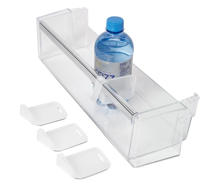 Dans un tiroir transparent se trouvent une bouteille d'eau et trois coupelles de rangement blanches.