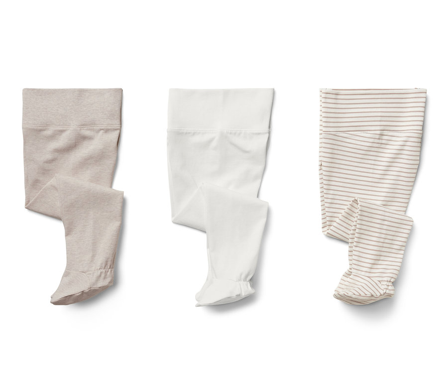 Trois grenouillères pour bébé : beige, blanche et rayée.