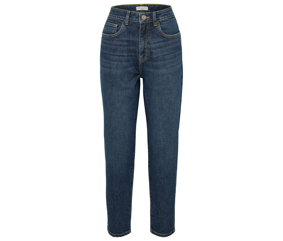 Jean bleu sur fond blanc.