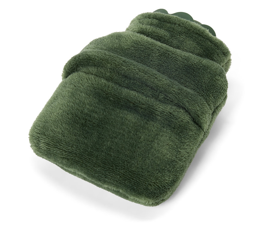Une bouillotte verte en peluche posée sur une surface blanche.
