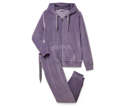Un survêtement d'intérieur Nicki violet composé d'un sweat à capuche zippé et d'un pantalon long est posé sur un fond blanc.