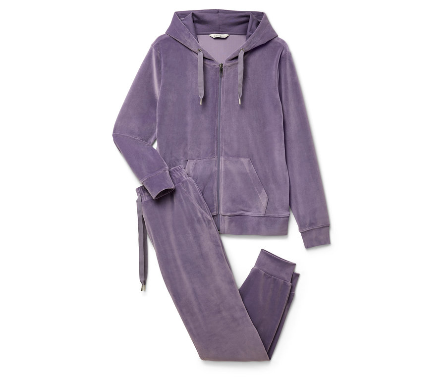 Un survêtement d'intérieur Nicki violet composé d'un sweat à capuche zippé et d'un pantalon long est posé sur un fond blanc.