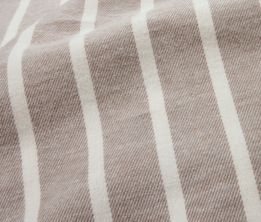 Gros plan sur une parure de lit en flanelle rayée taupe de taille standard.